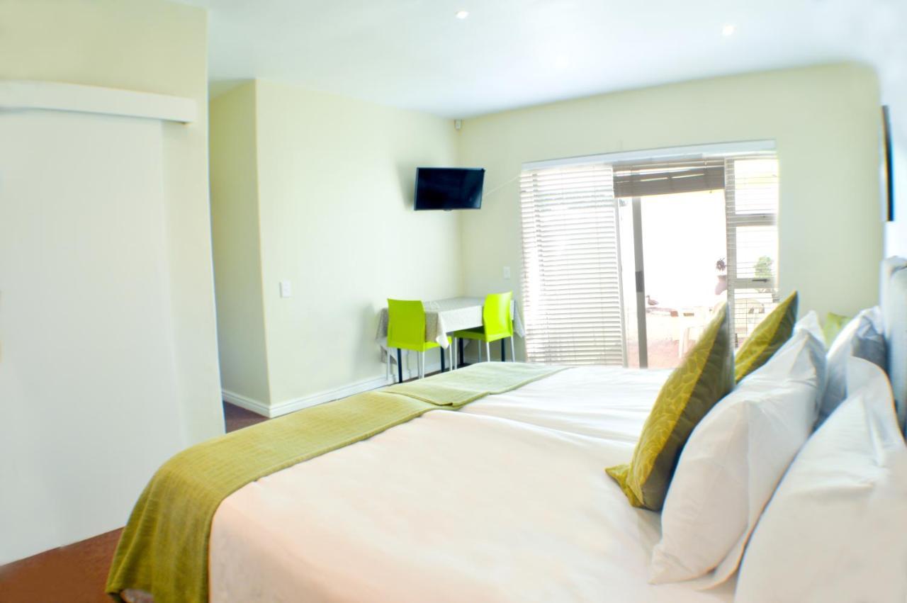 Small Bay Guest House Bloubergstrand Exterior photo
